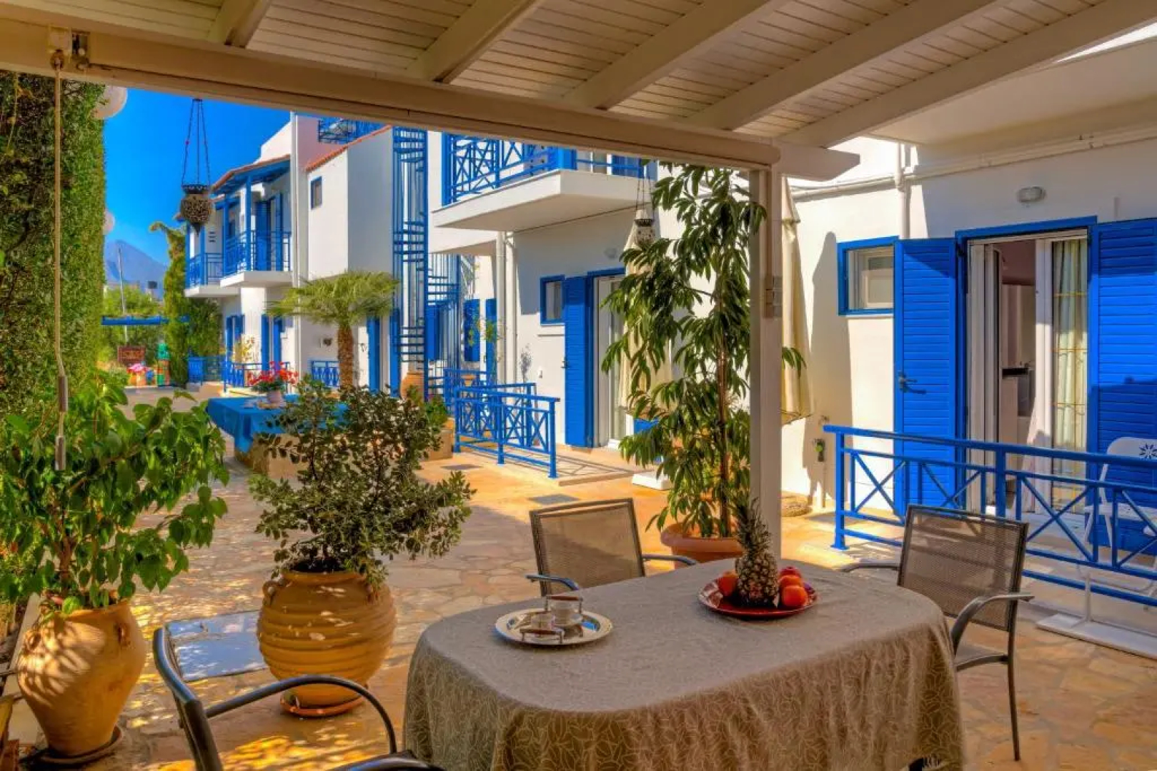 BBQ-Balcony-42Mbps-King-Backyard-Full Kitchen-2