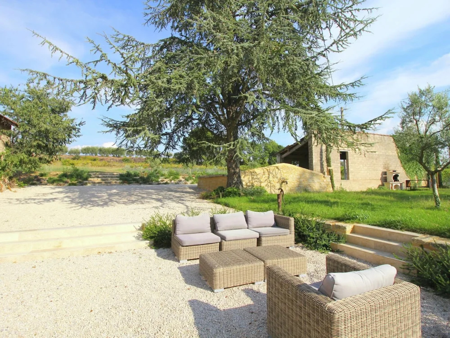 Mountain Villa in Carpentras With Pool & Majestic Views