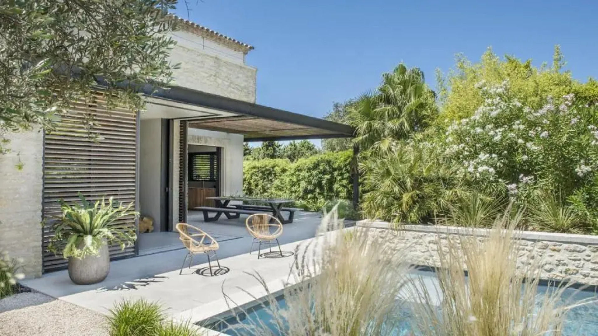 Idéalement situé dans un quartier résidentiel ombragé et proche des commerces et de la mer