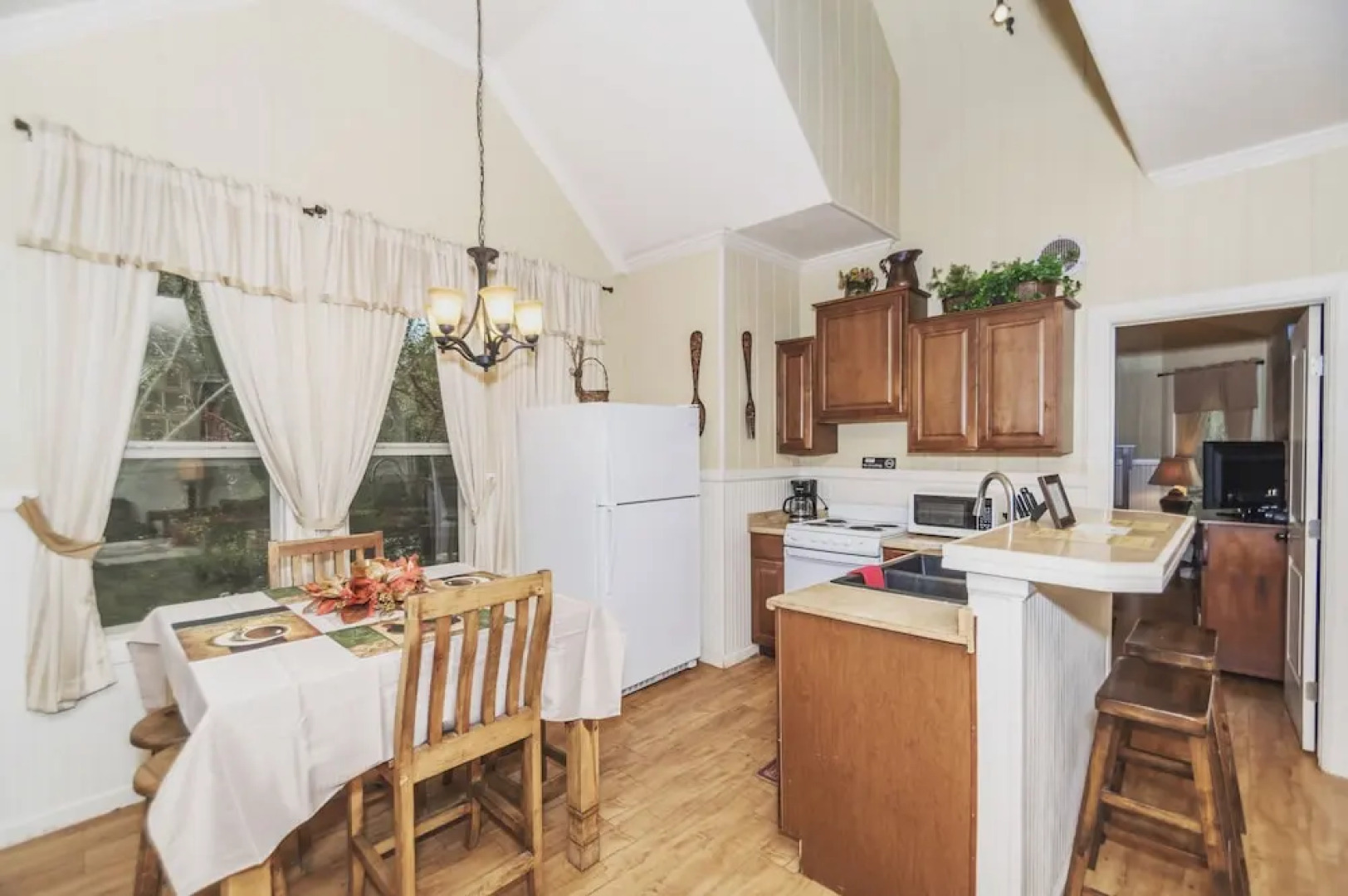 River Rd. Treehouses- Cardinal Casita 1 Bedroom 1 Bathroom Cabin