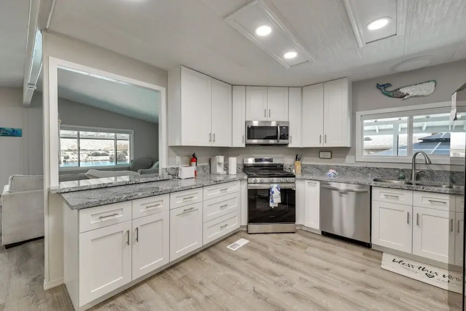 Colorado River Views: Waterfront Bullhead Home