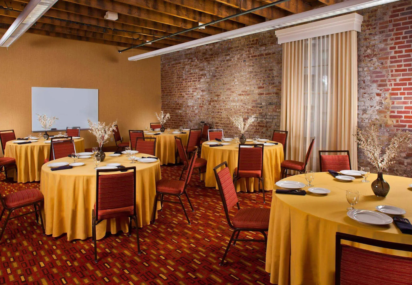 Courtyard by Marriott New Orleans Warehouse Arts District