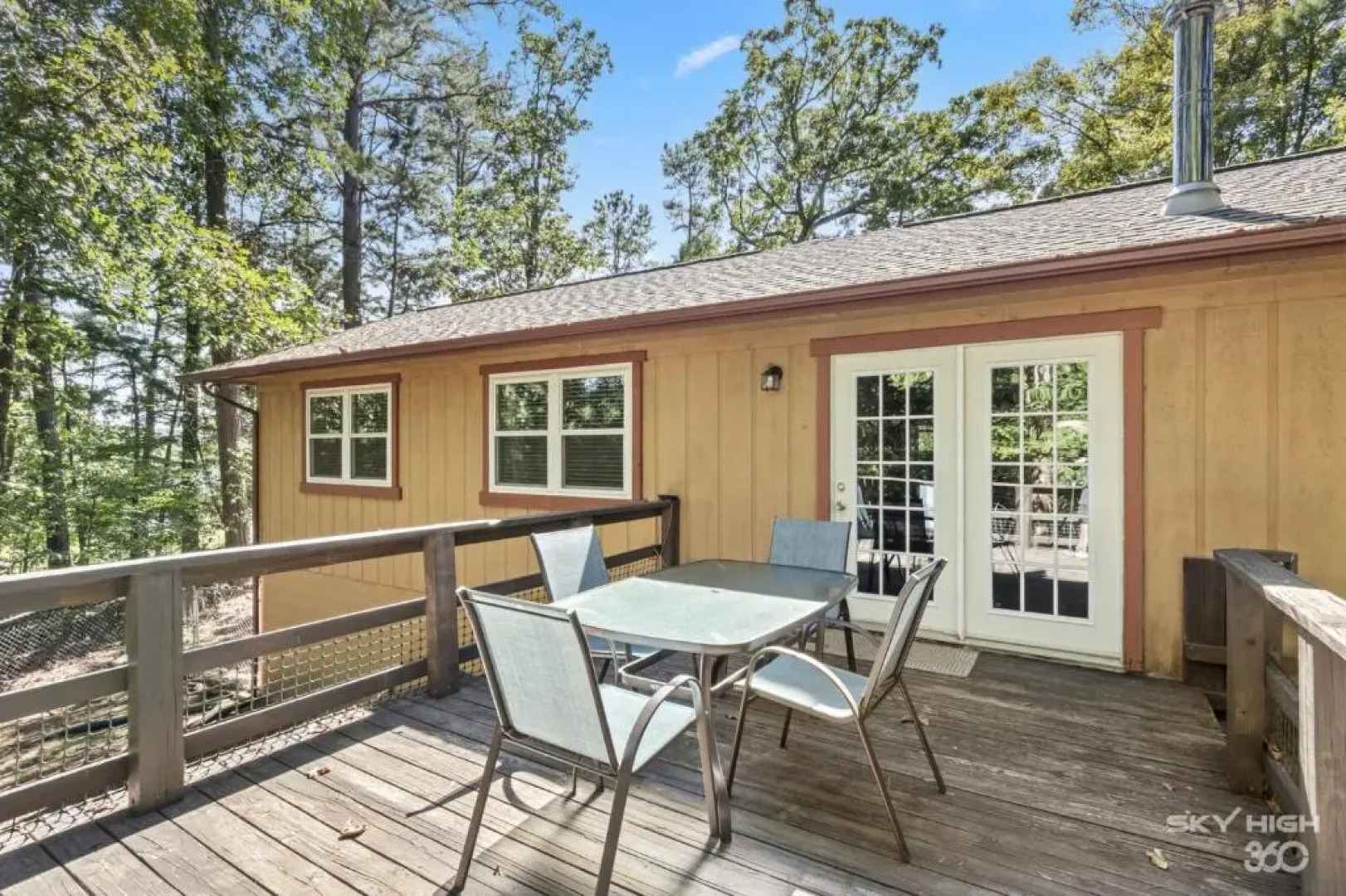 Wooded, Quiet Cottage, Very close to the Back 40