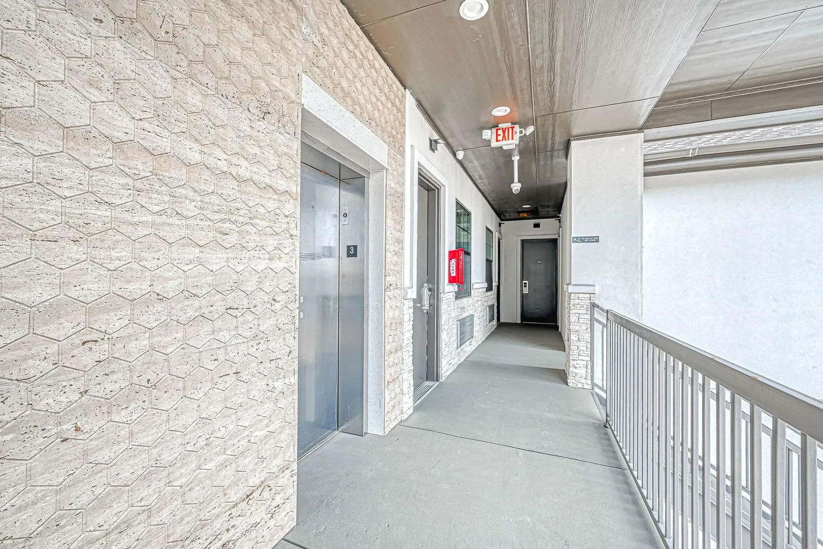 Comfeeni Inn and Suites