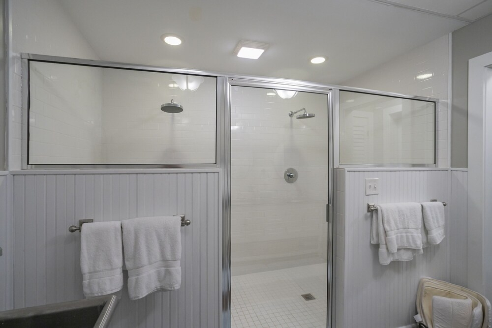 Modern Farmhouse Style Chalet with amazing Kentucky Lake views - Dock, Hottub and Firepit!