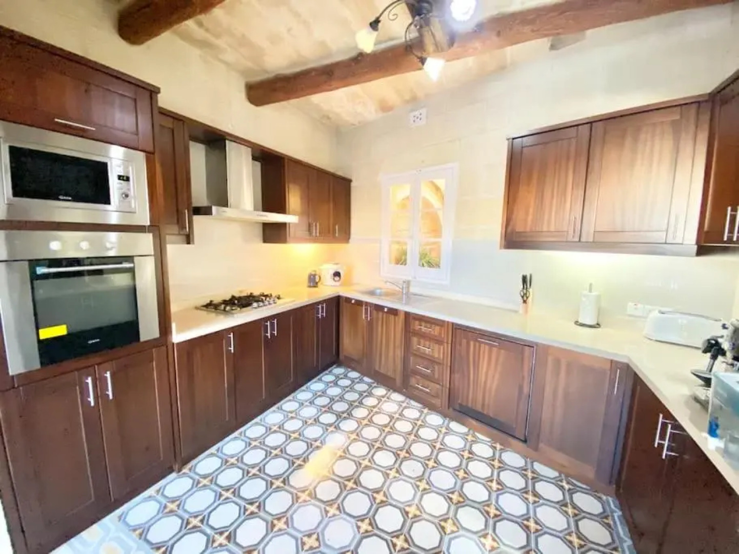 Villa Rossa Gozo - 5 bedroom ensuite with pool & jacuzzi
