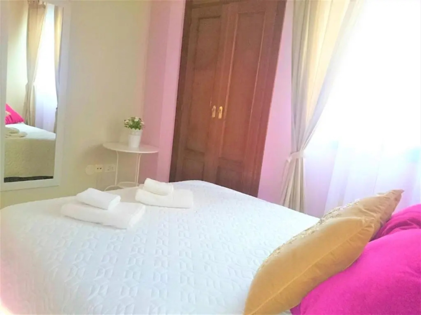 Bright spacious apartment, 2 min walk from beach