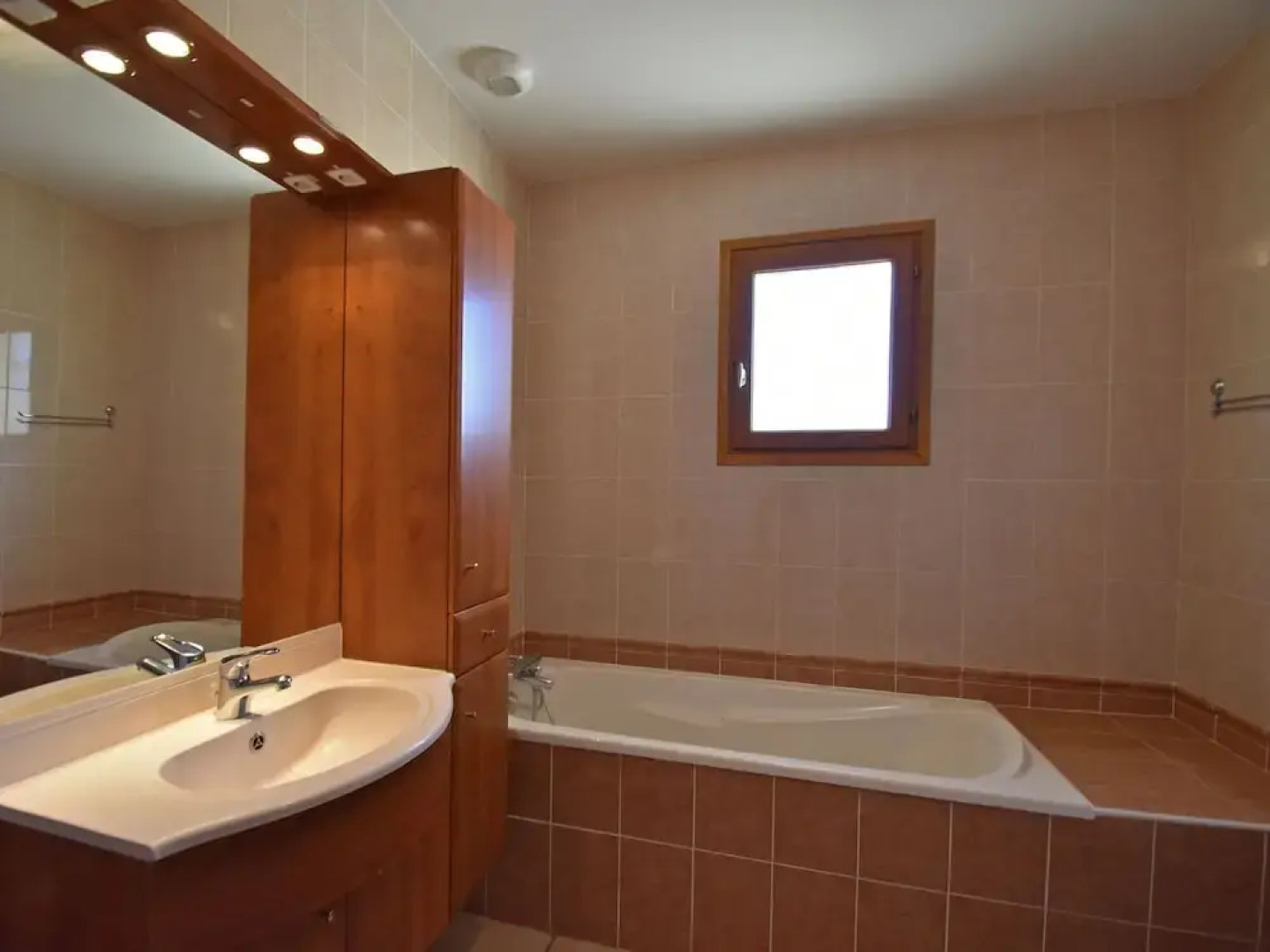 Spacious Villa With Swimming Pool, Jacuzzi, Trampoline, Swing, View, 500m Bakery