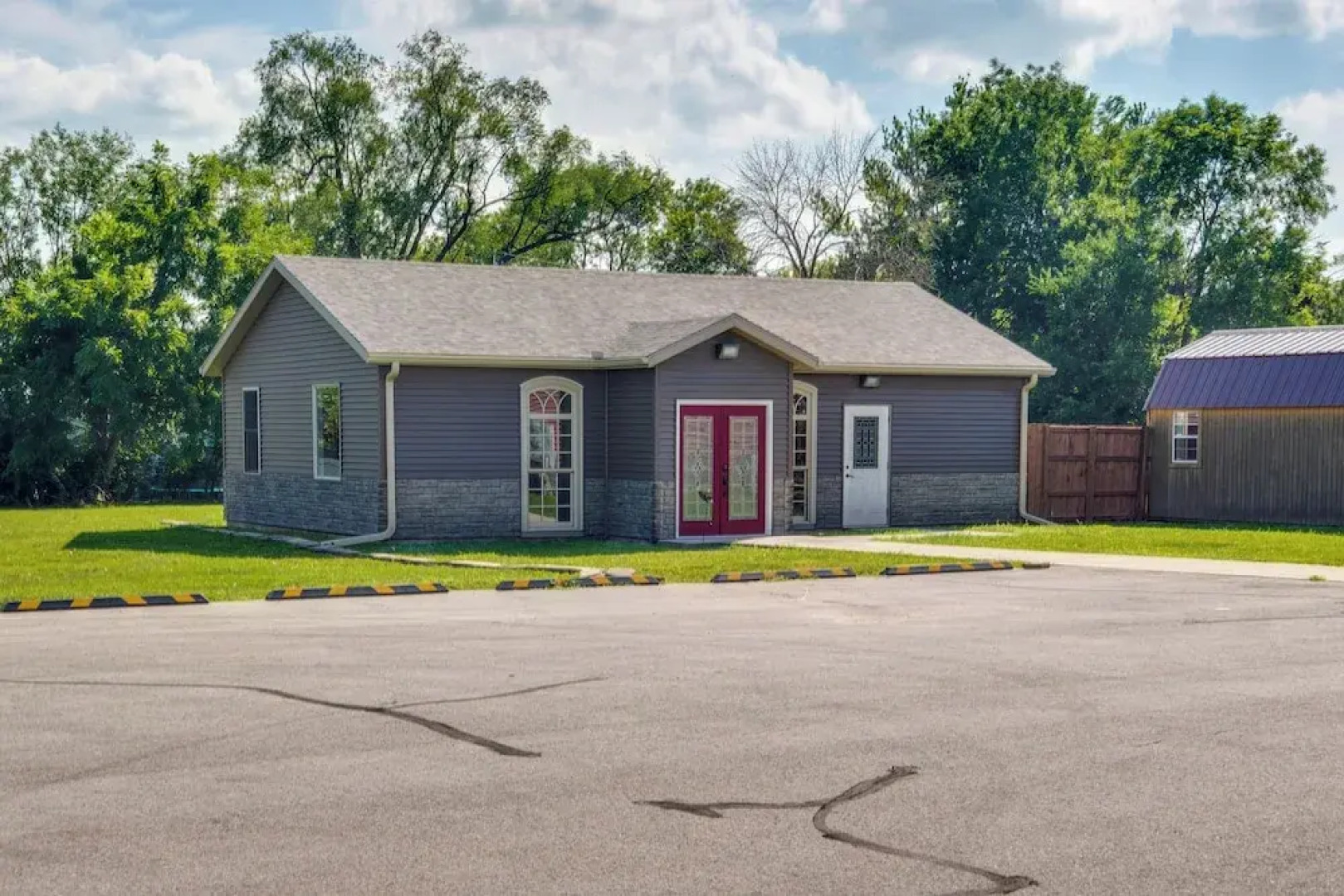 2 Mi to Main St: Newton Guest House