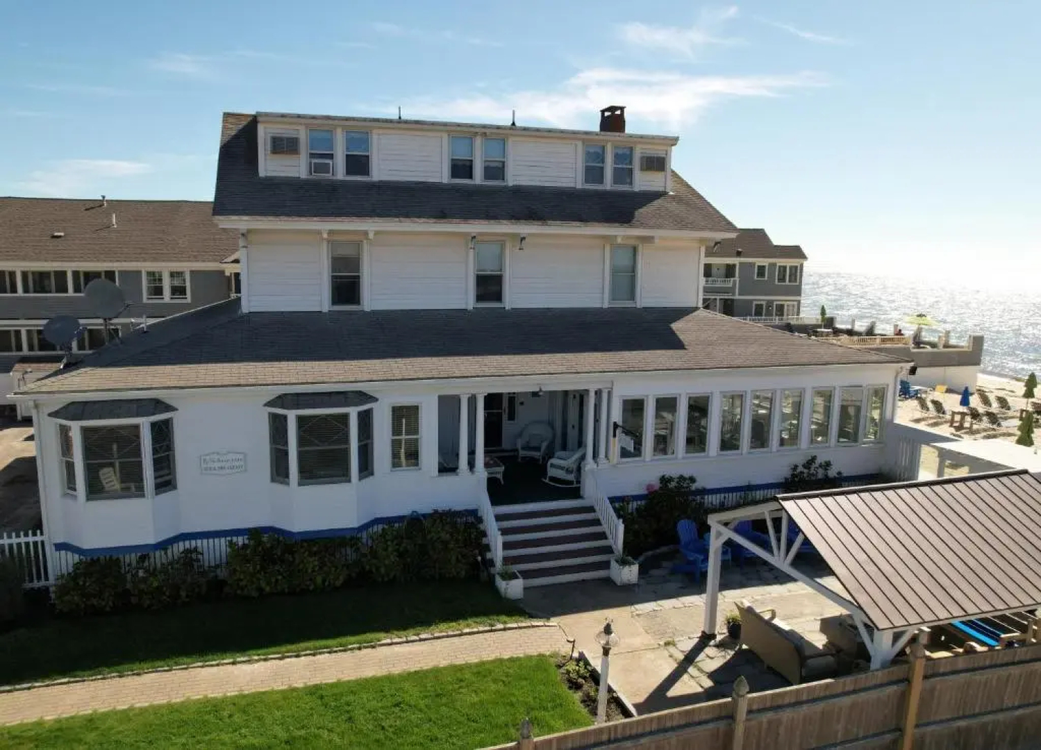 By the Sea Guests Bed & Breakfast & Suites