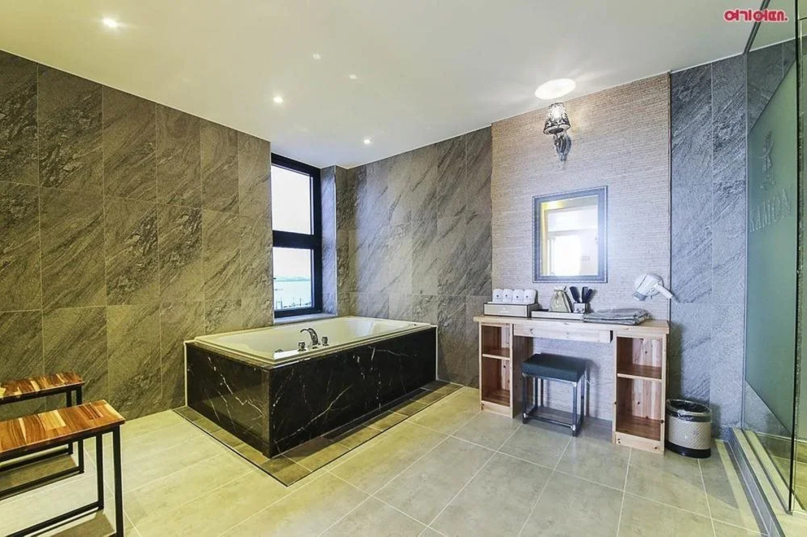 Seocheon Hotel Kamon