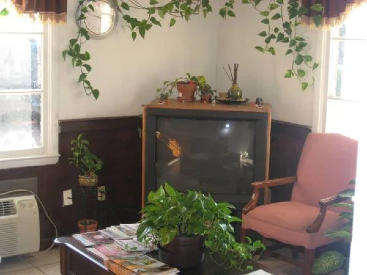 Scottish Inn & Suites