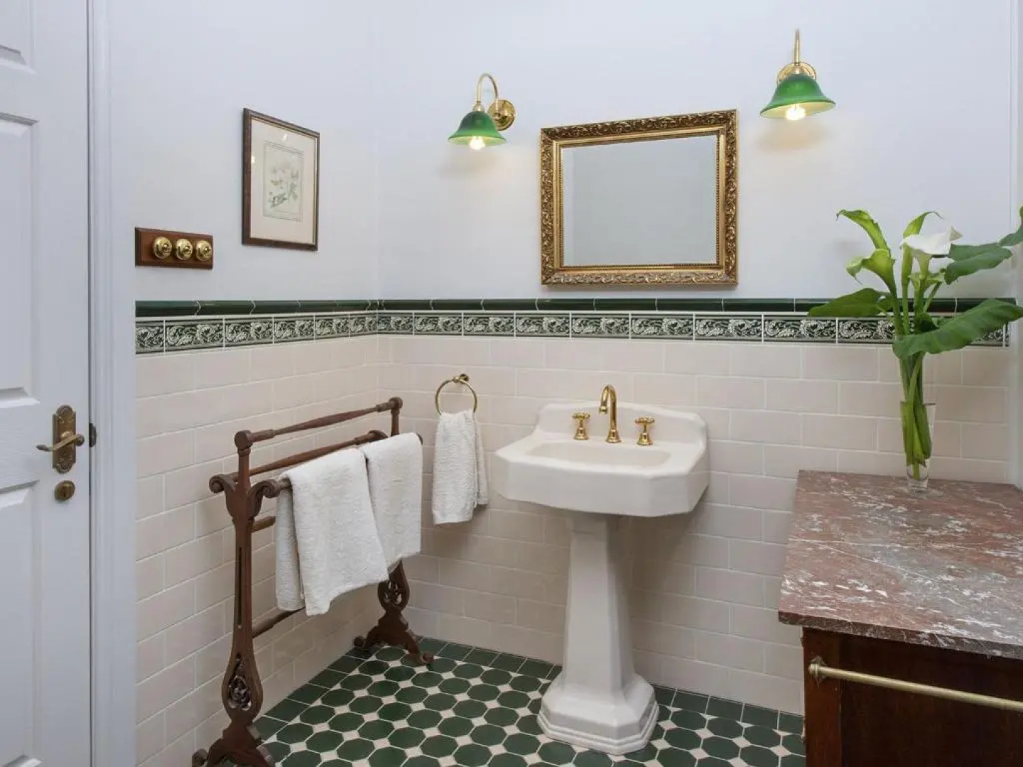 THE ELMS Berry Berry and Surrounds 4pm check out Sundays