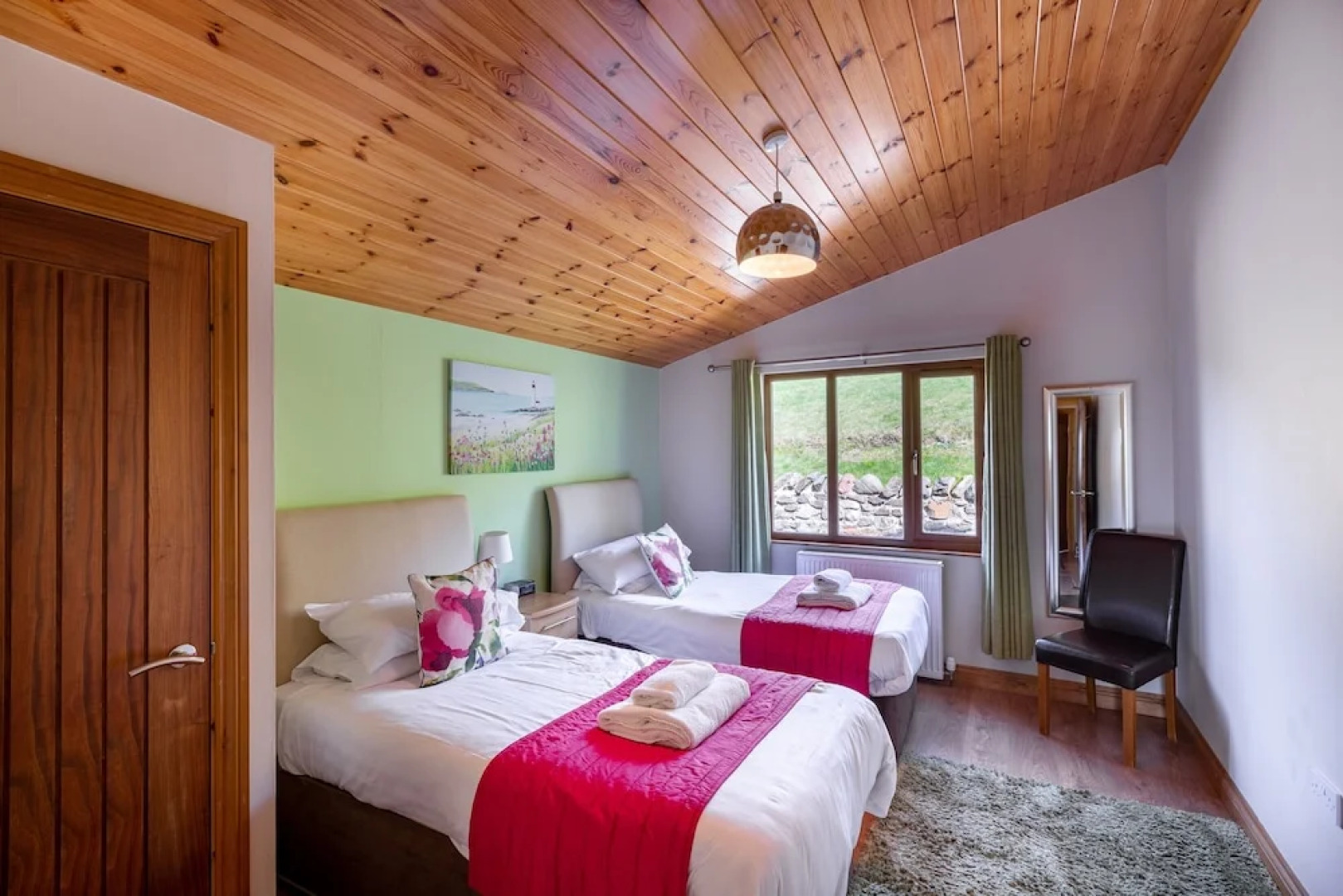 Woodpecker Lodge With Hot Tub Near Cupar, Fife