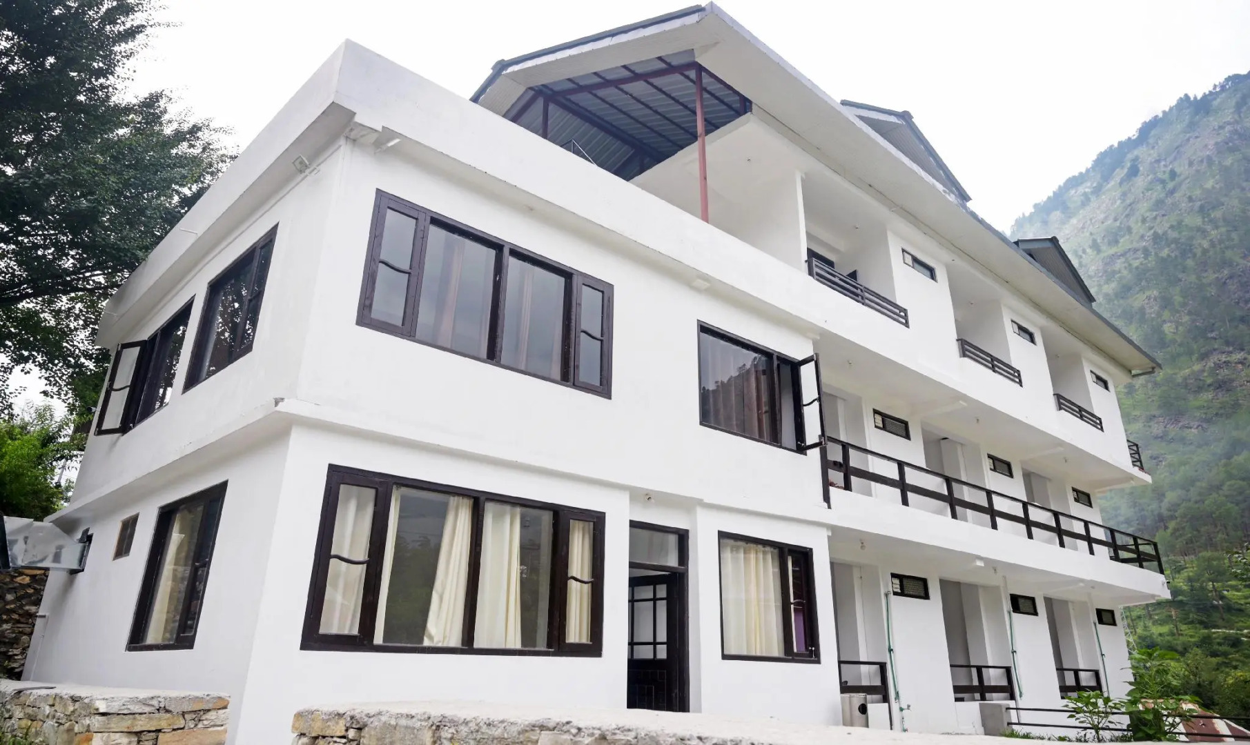 Treebo Trend Woodward II