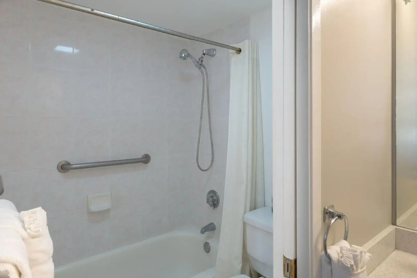 Waikiki Banyan - Pool Deck Level Tower 1 Suite 610