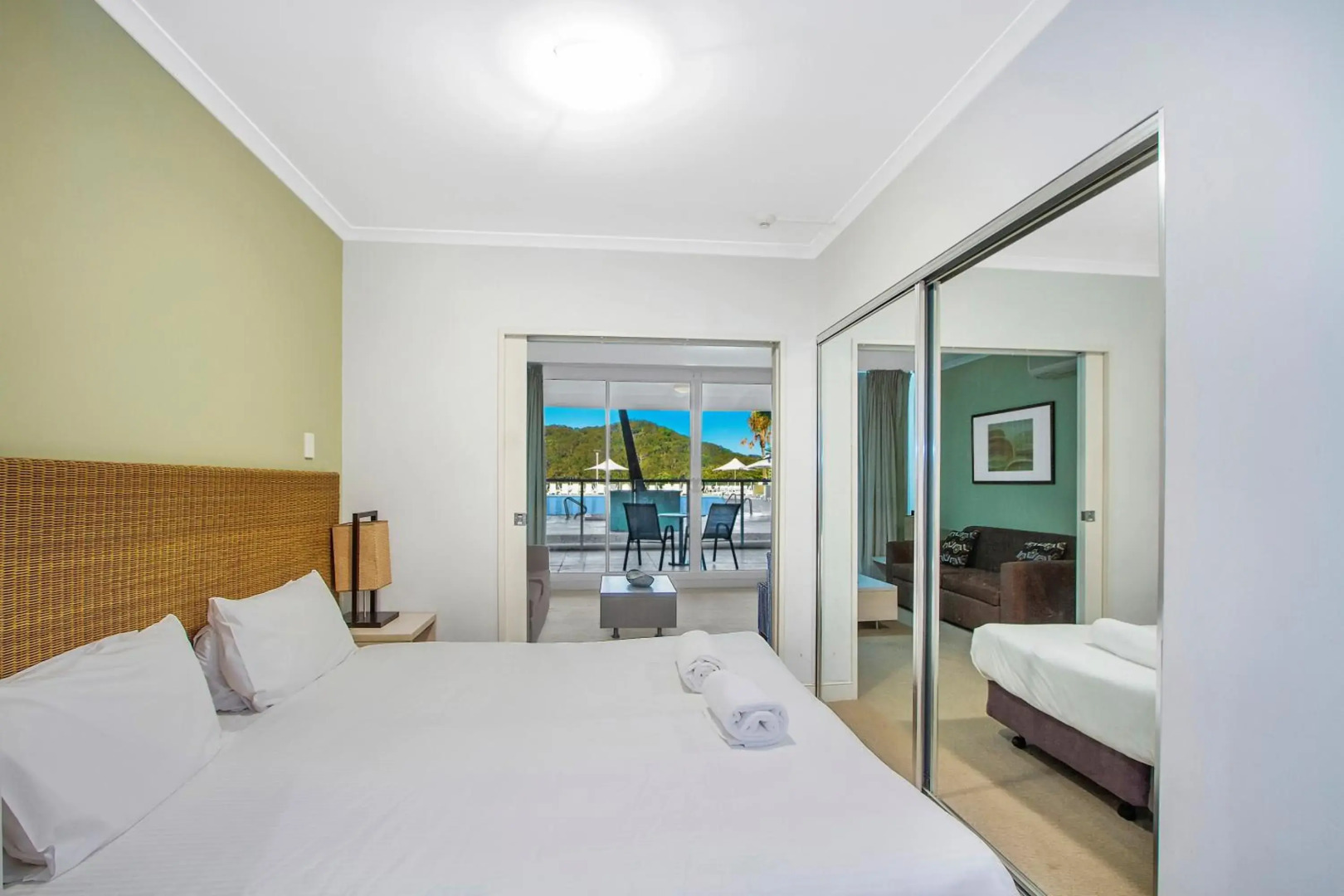 BASE Holidays - Ettalong Beach Premium Apartments