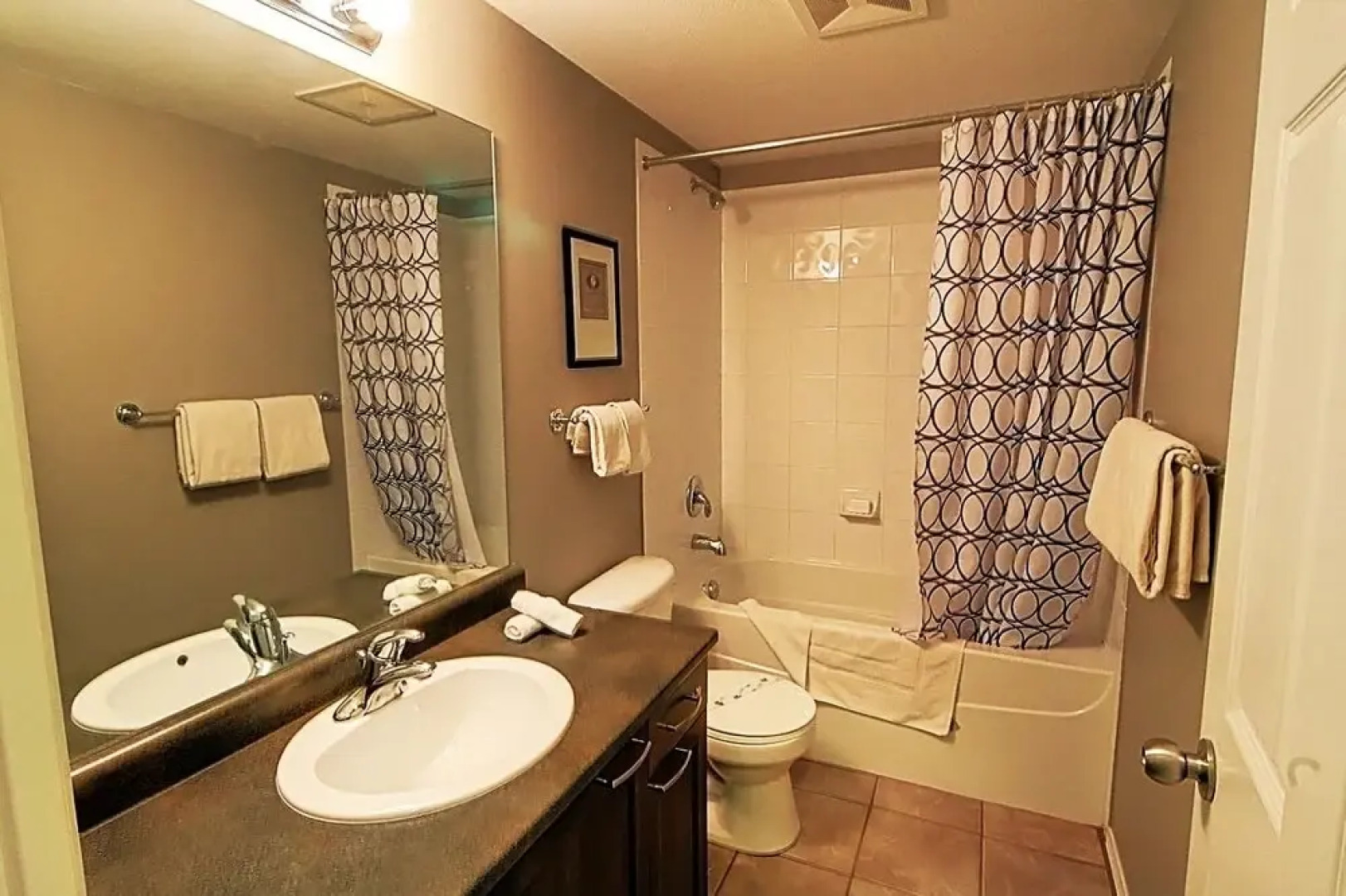 Discovery Bay Resort by Kelowna Resort Acc. - 80+ suites available