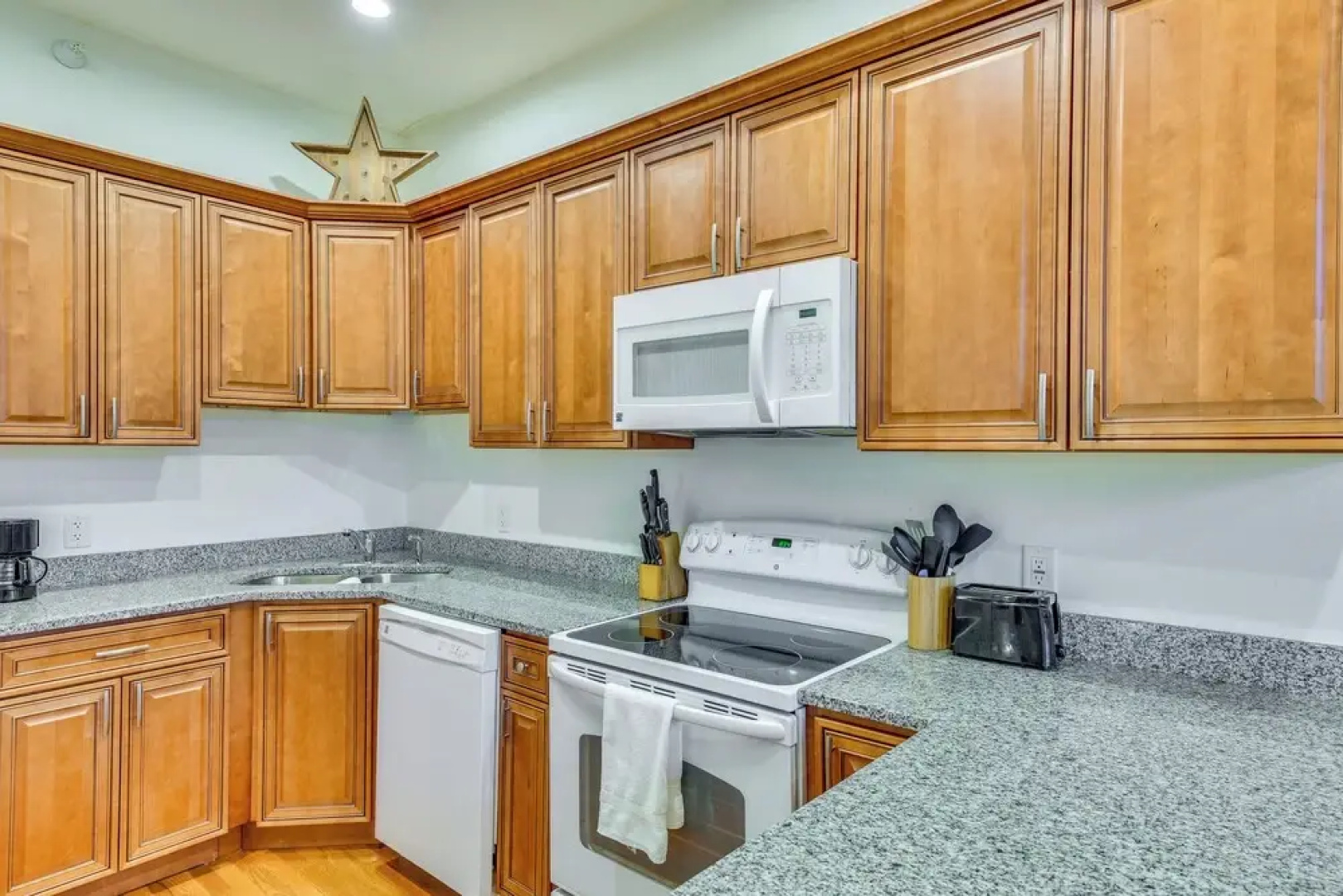 3 Mi to Warren Dunes: Sawyer Getaway w/ Fireplace!