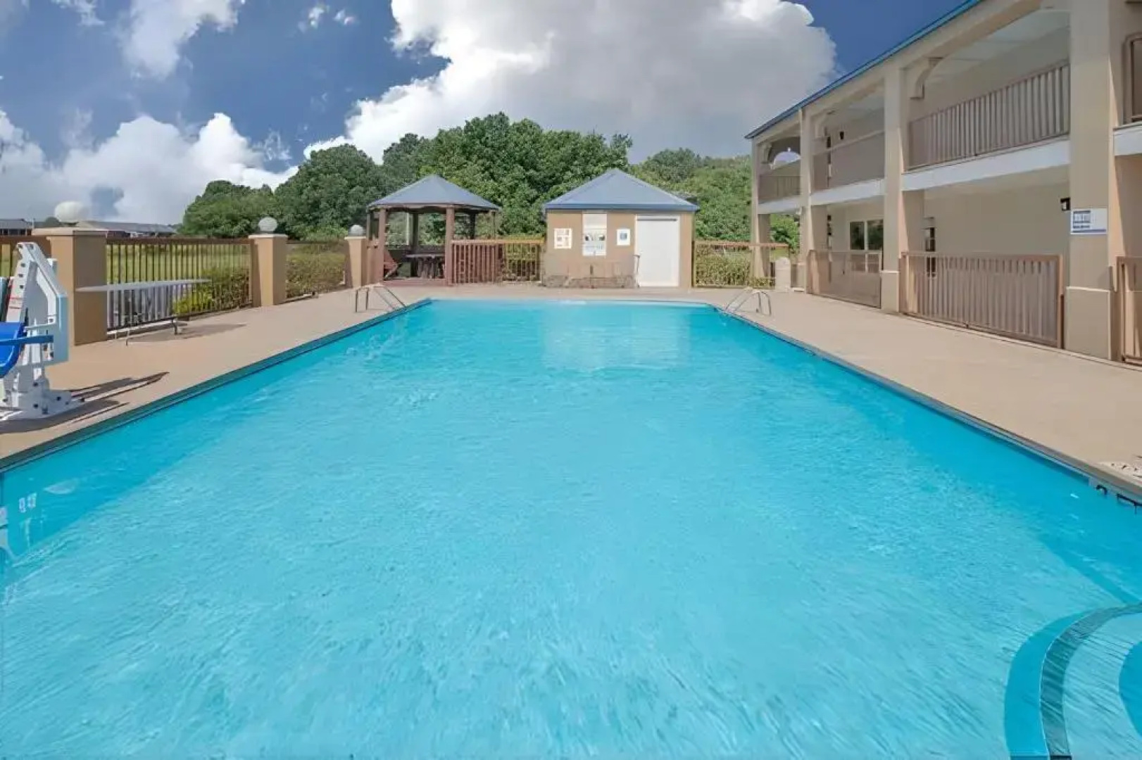 Days Inn & Suites Pine Bluff