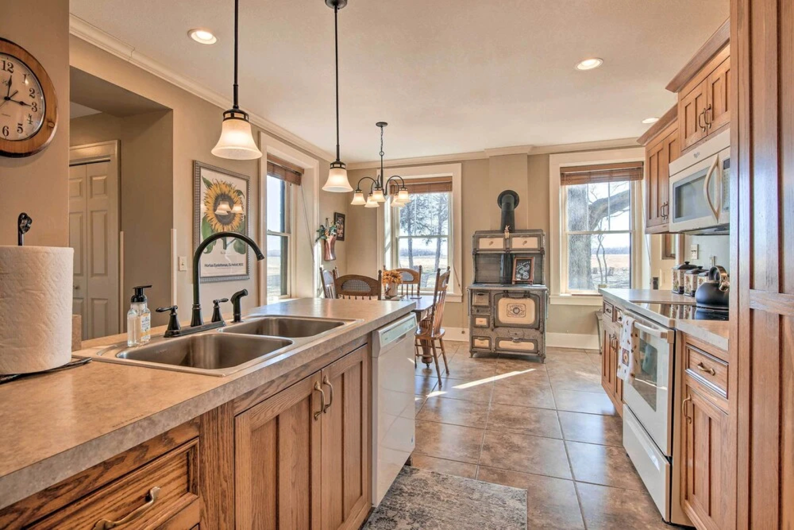 Pet-friendly Home: Grill & Fire Pit in Manhattan