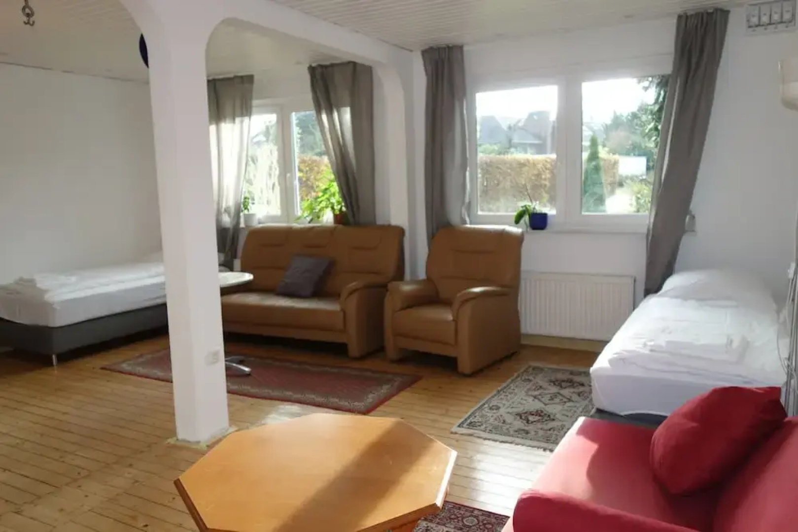 Tolstov-Hotels Large 3 Room Apartment with Garden