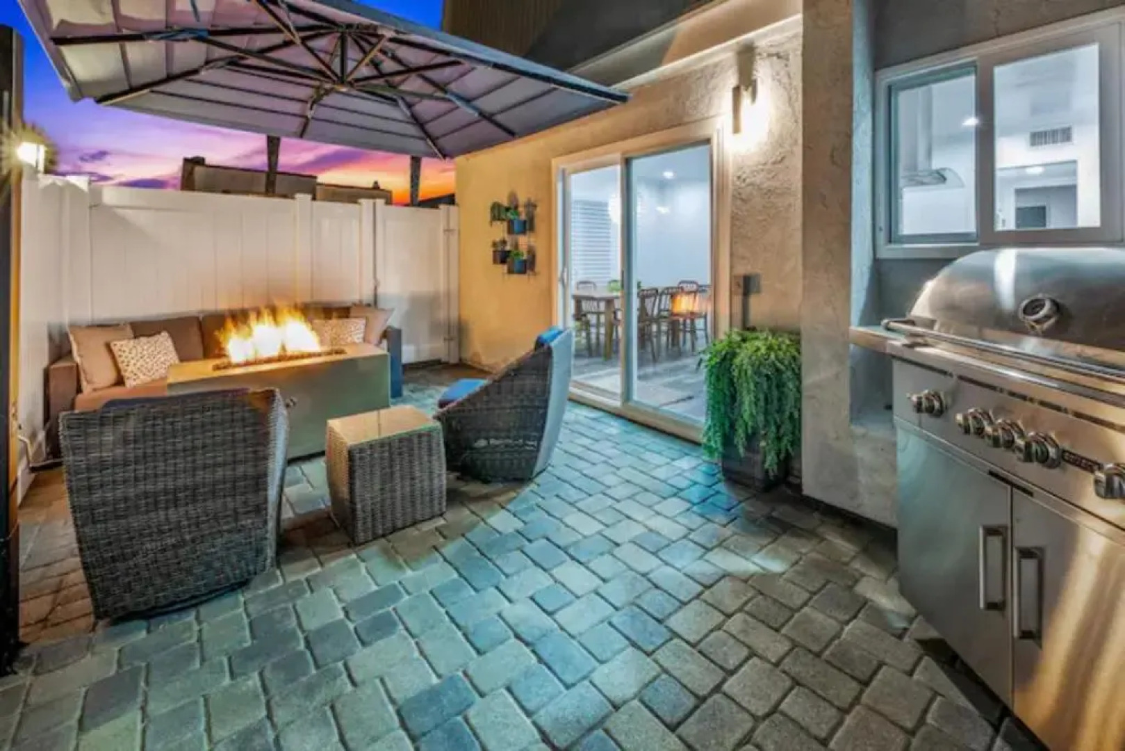 LuxuryTownhome.3Blks2Beach.E-Bikes.75”4kTV