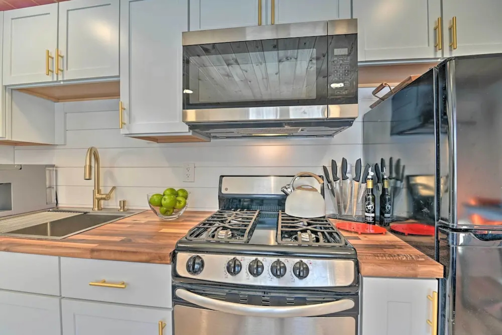 Modern Apartment: Near Hiking & Race Course