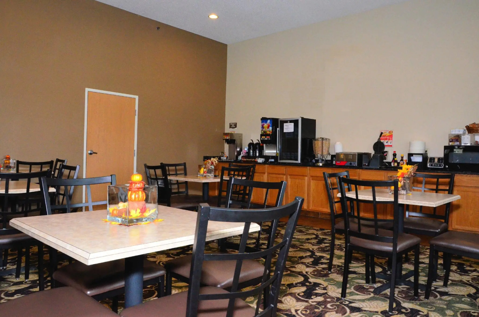 Cobblestone Inn and Suites - Lake View