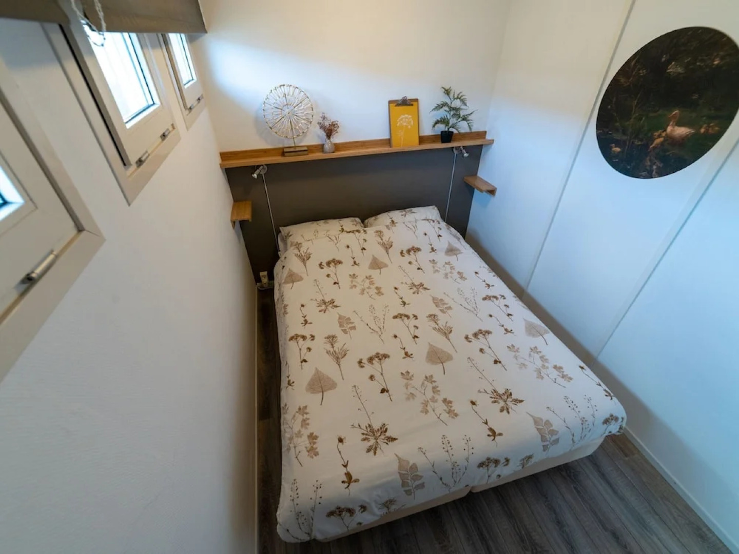 Canal-side Stay, Giethoorn