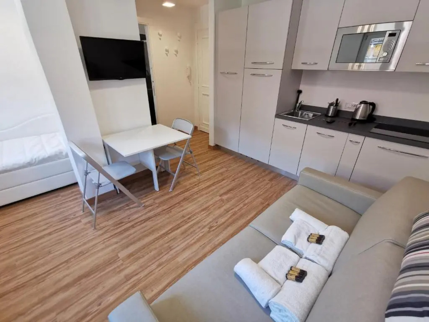 Hostdomus - Smart Tech Apartment