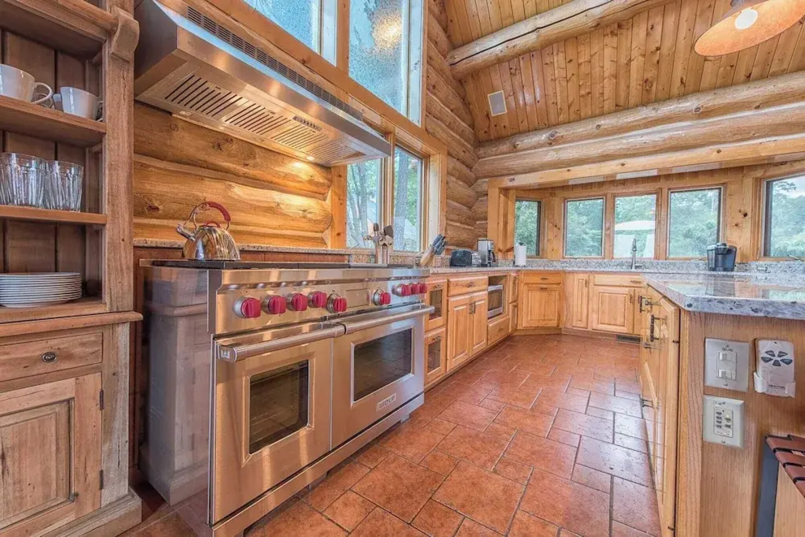 Azalea Retreat by Avantstay Sleeps 34 & Pool