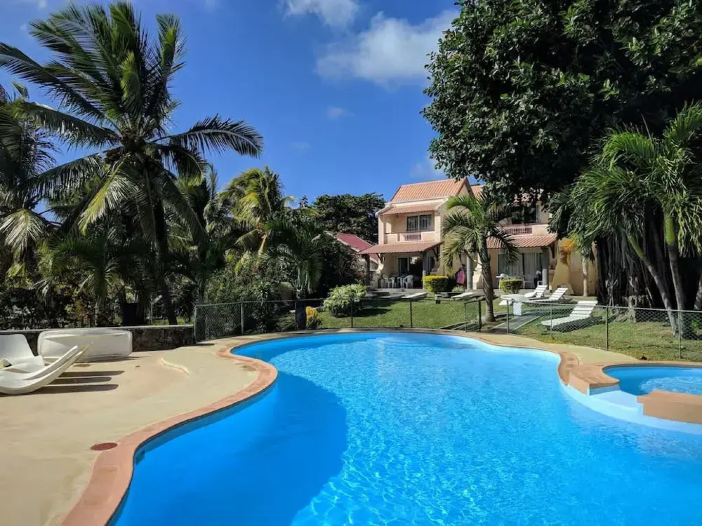 Residence With 6 Seafront Bungalows and Swimming