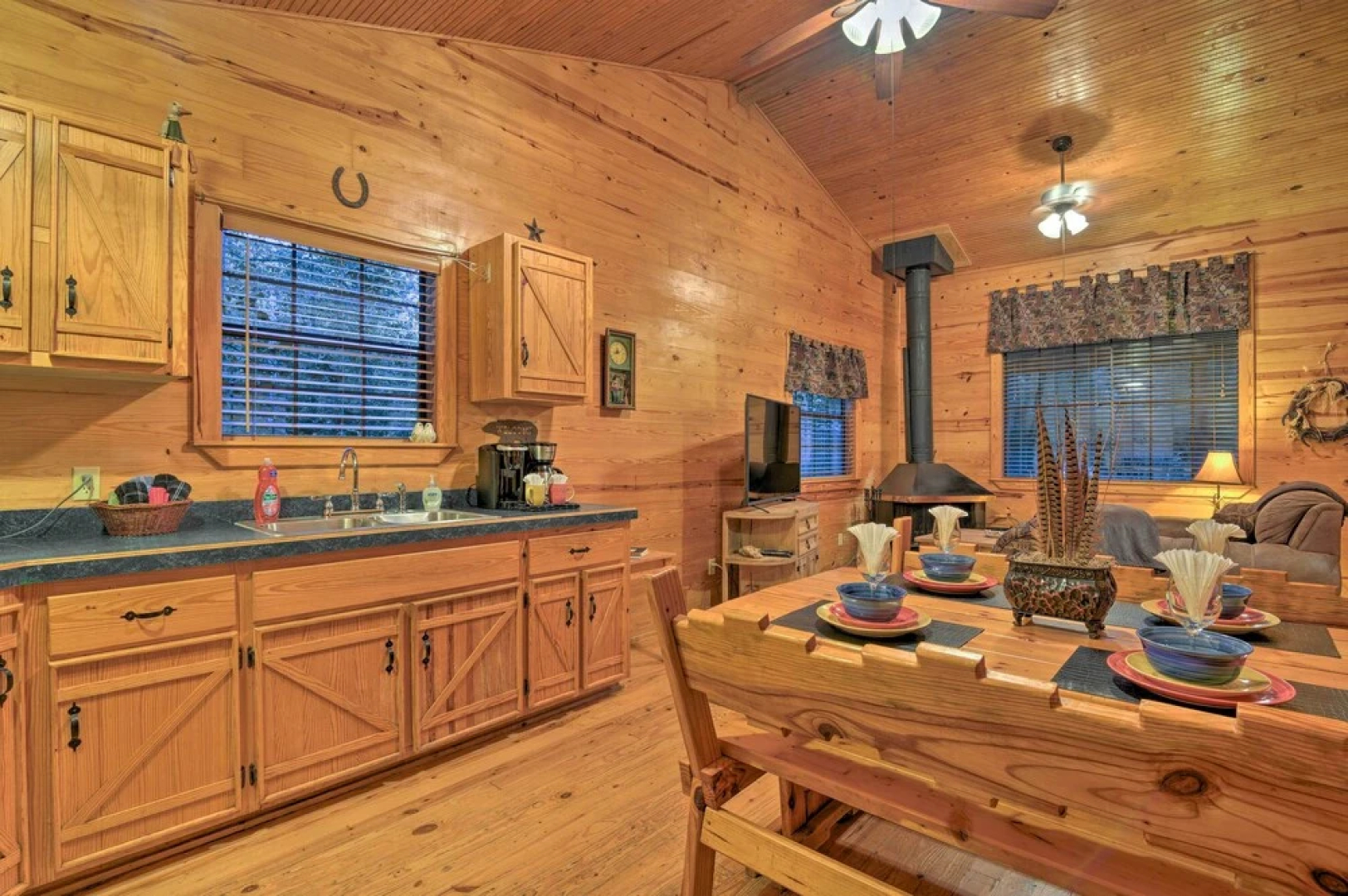 Hochatown Hideaway w/ Hot Tub, Grill & Fire Pit!