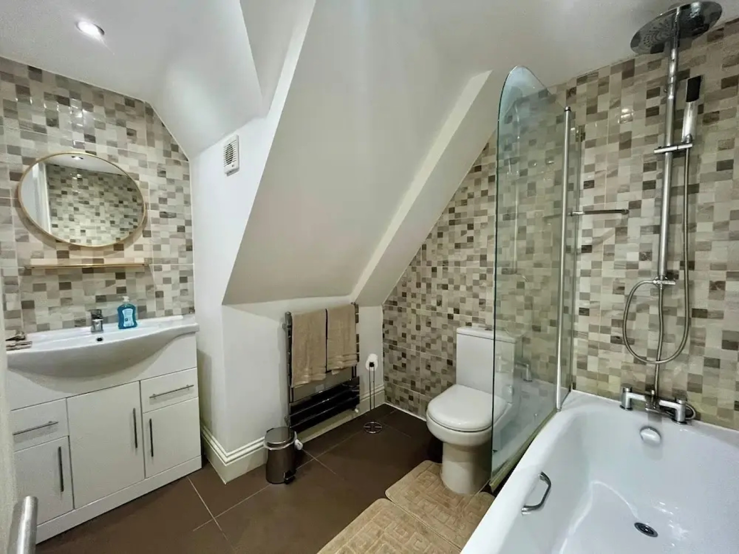 Spacious 4-bed House - Sleeps 11, Garden & Parking