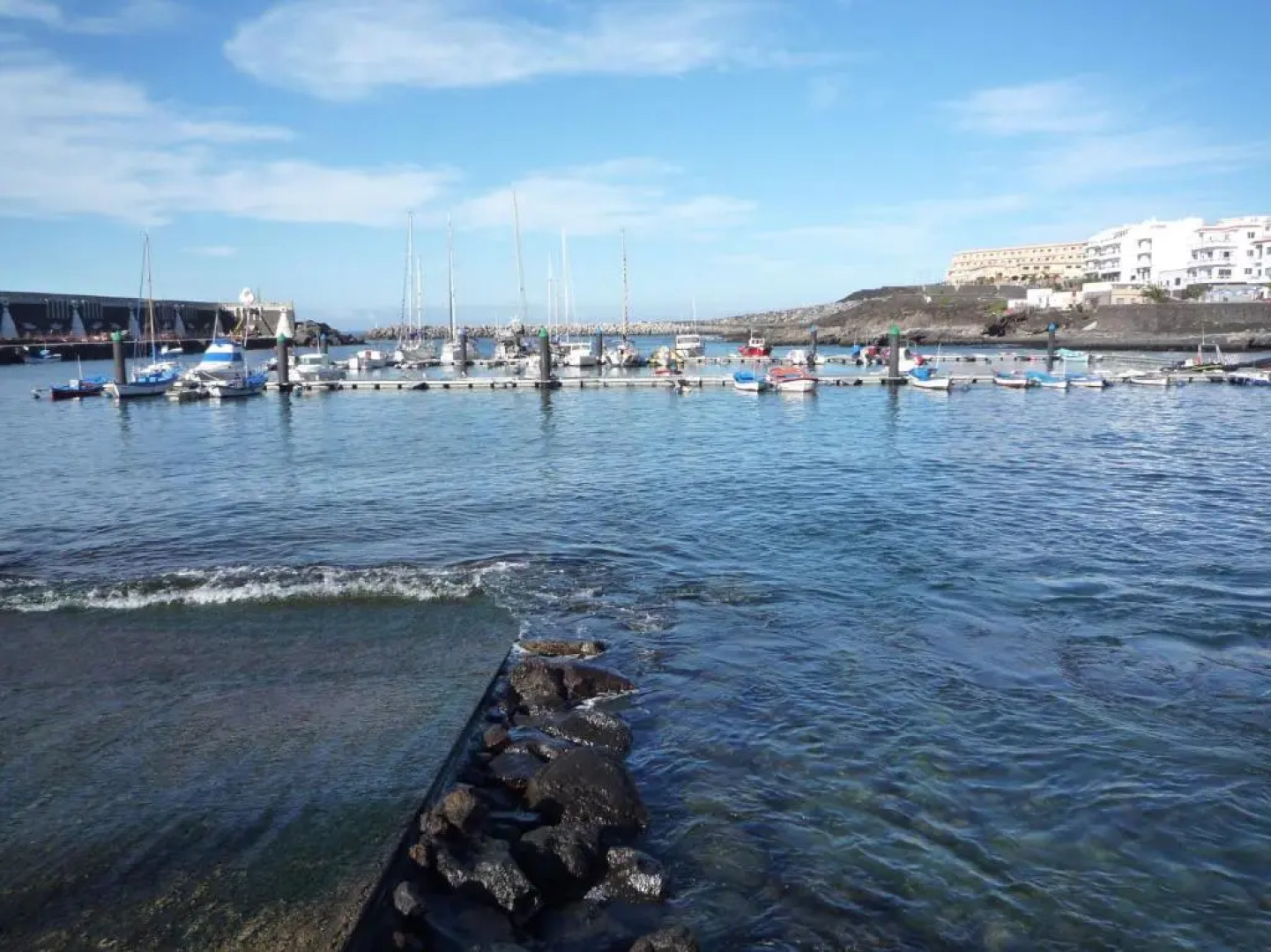 VV 122 con Balcón en primera línea de mar