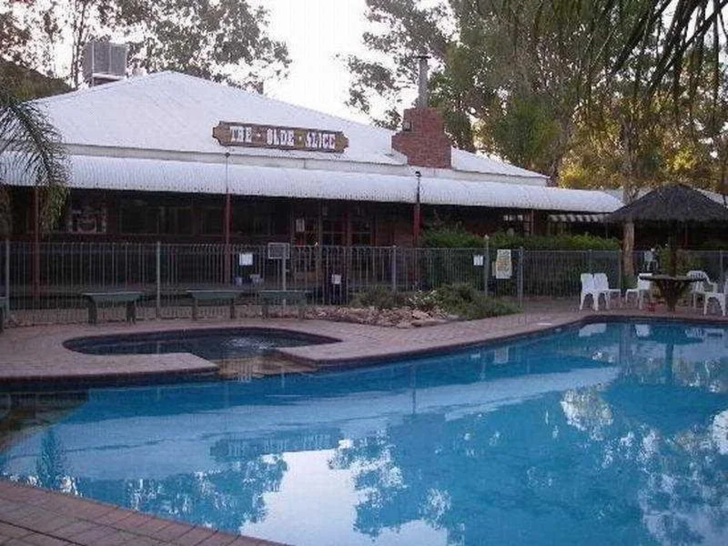 Heavitree Gap Outback Lodge