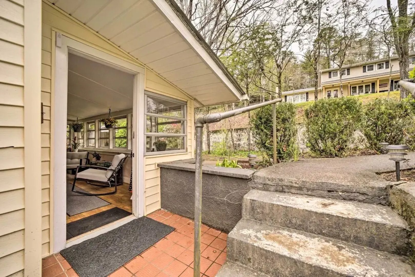 Cozy Wooded Retreat: 2 Mi to Dtwn Brevard!