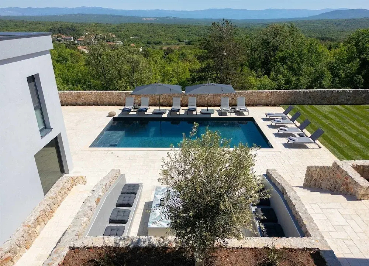 Villa Astrum With Heated Pool Jacuzzi and Sauna