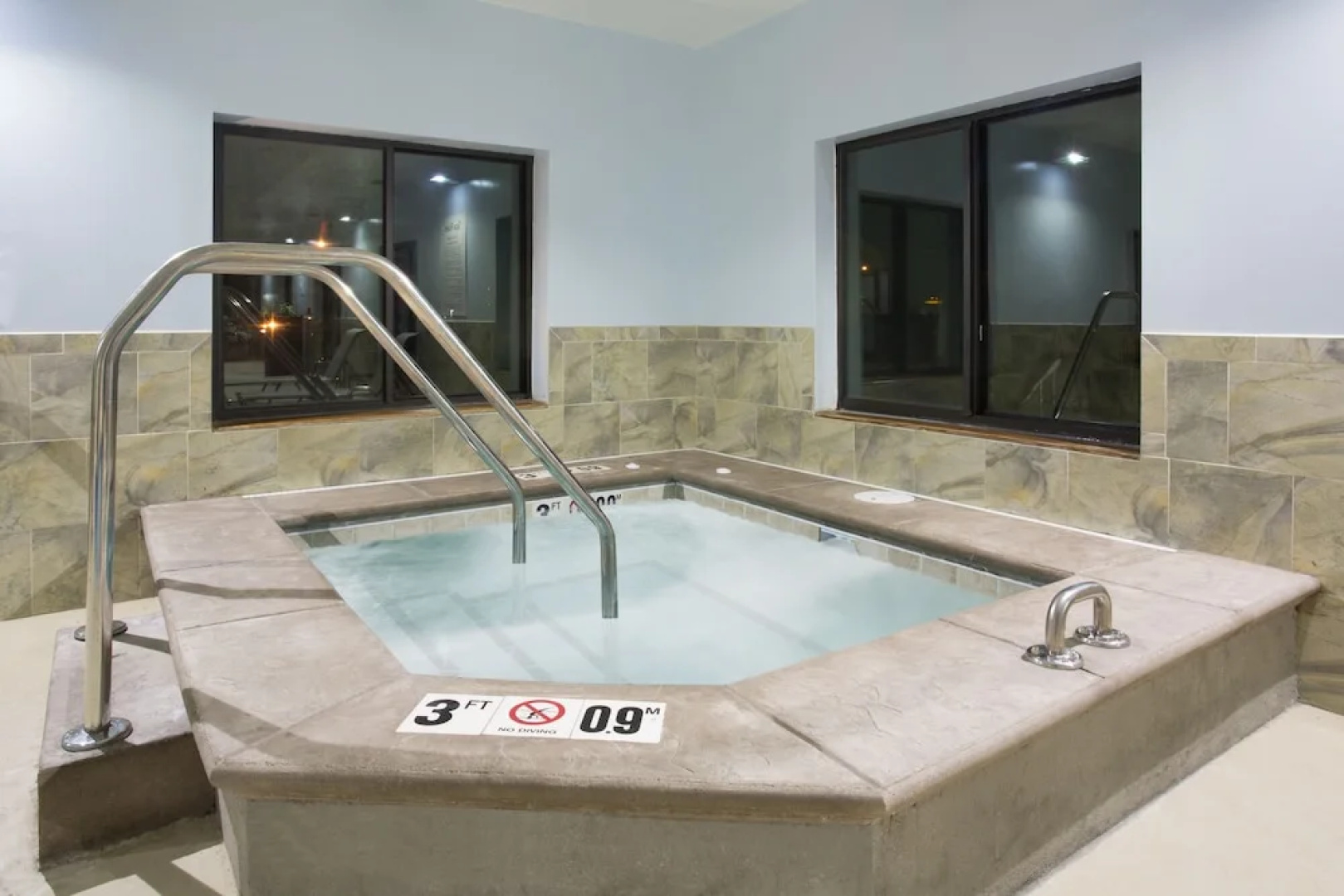 Holiday Inn Express Hotel & Suites Concordia US81