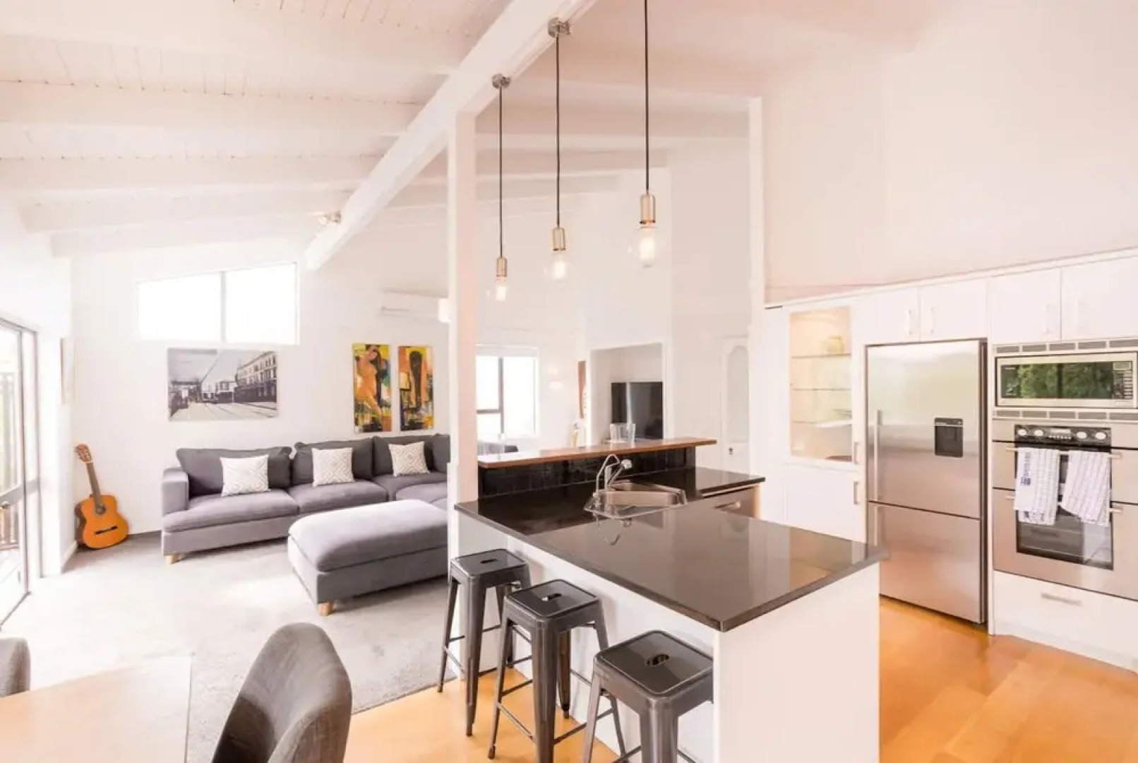 Modern 4 Bedroom Family Home With Pool