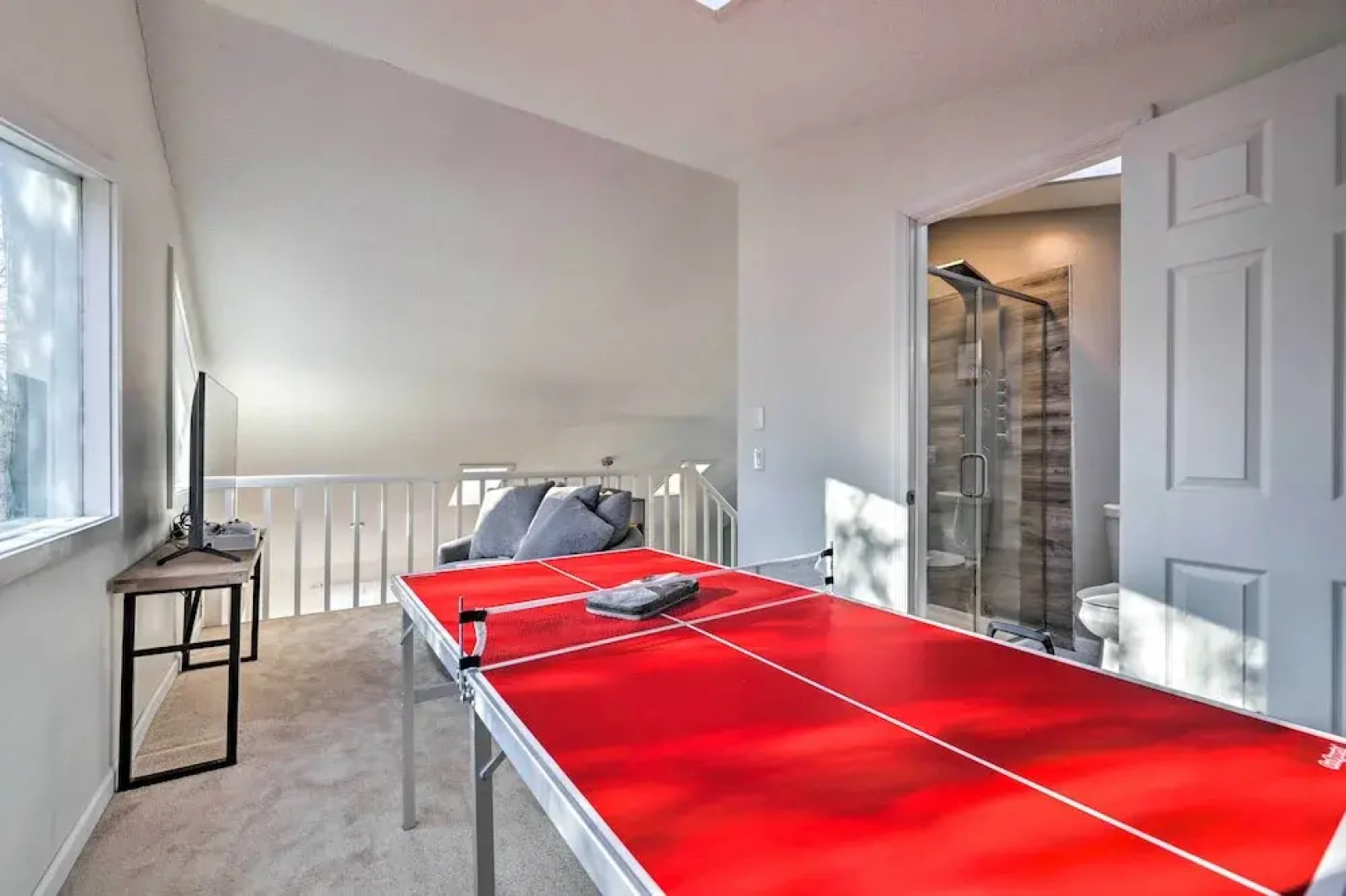 Hot Tub, Fire Pit & Game Room: Tobyhanna Home!