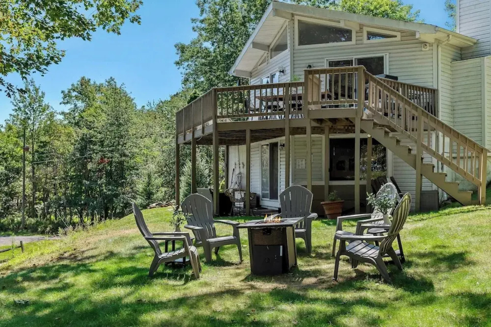 Lake It Right by Avantstay Lakefront w/ Dock, Hot Tub, Fire Pit & Game Room