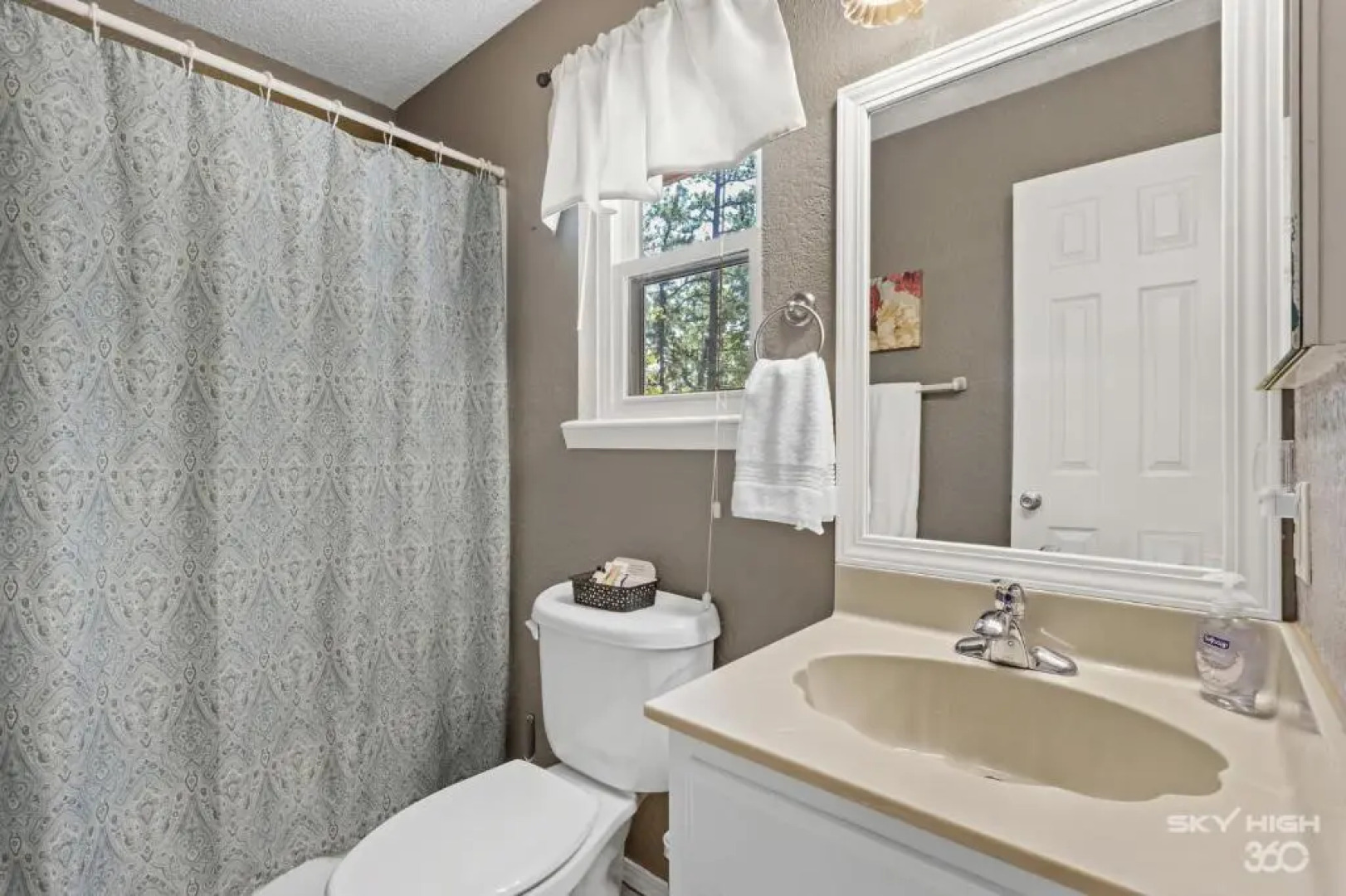 Wooded, Quiet Cottage, Very close to the Back 40