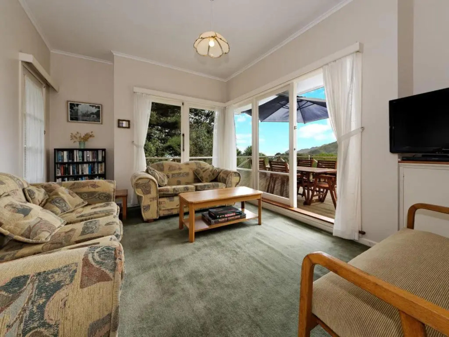 Surfer's Sunshine Cottage - Piha Holiday Home