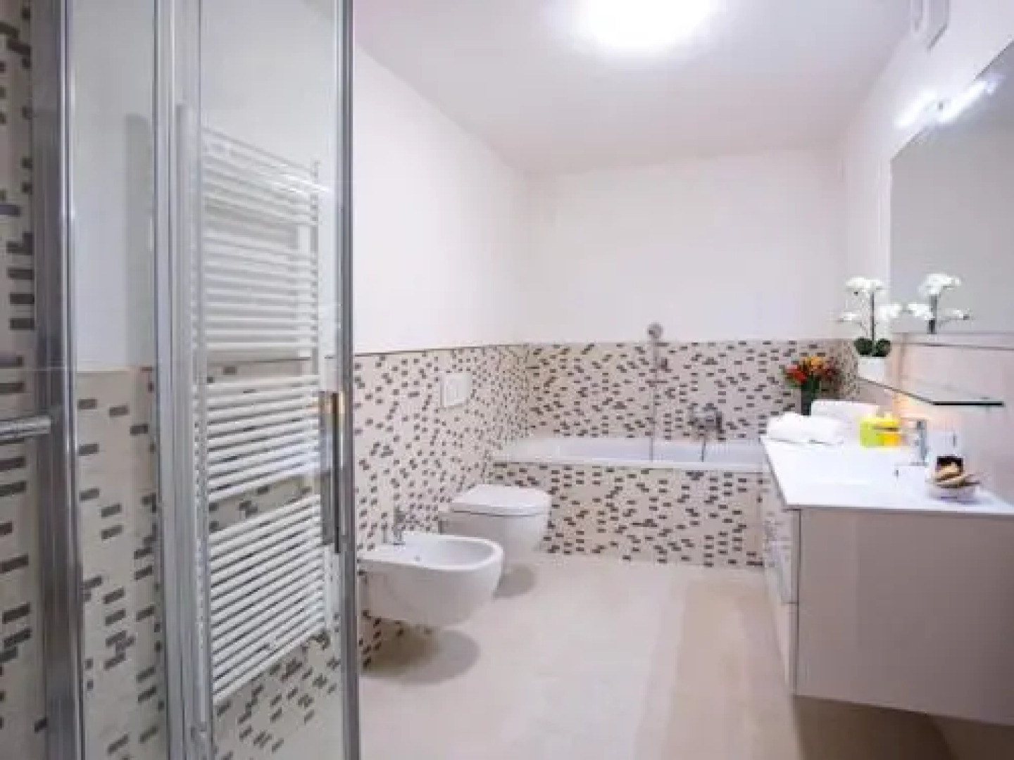 Luxurious Panoramic Lake View Apartment 0