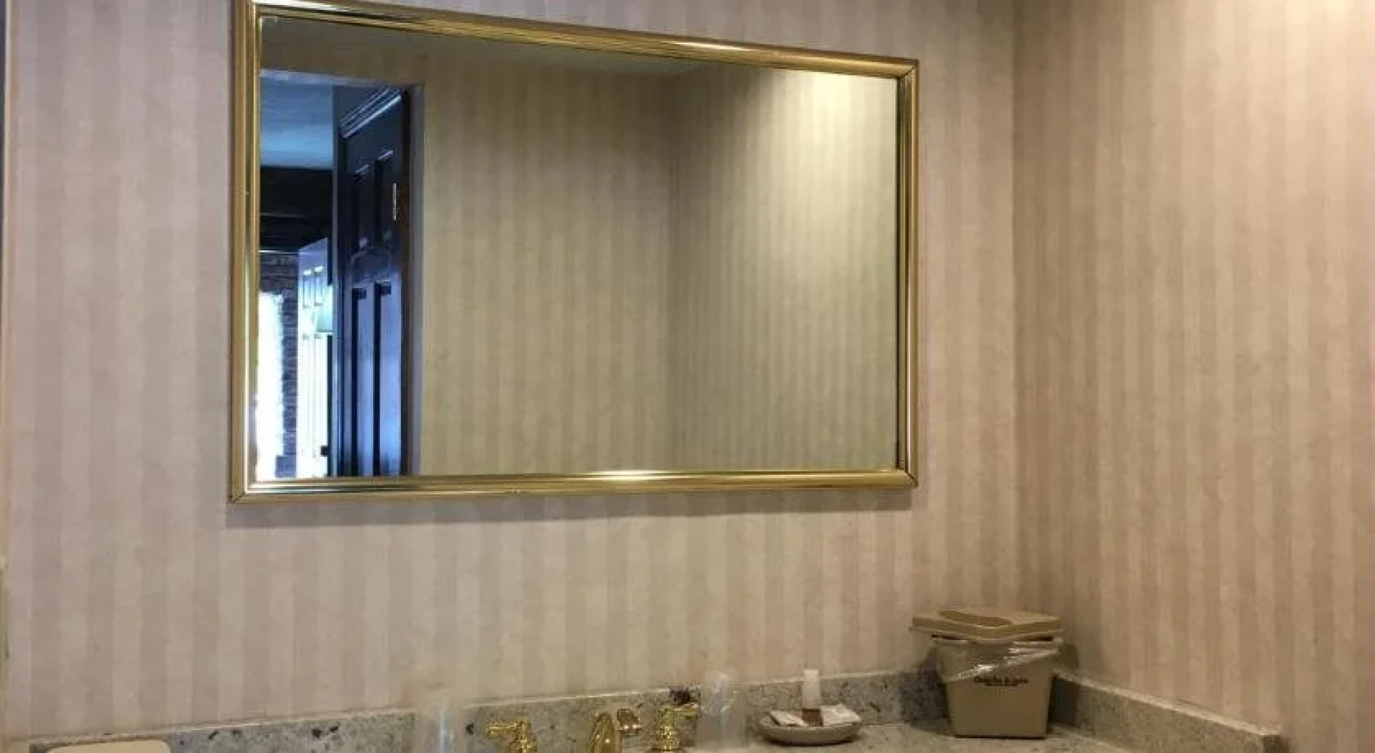 Chalet Inn & Suites Centerport