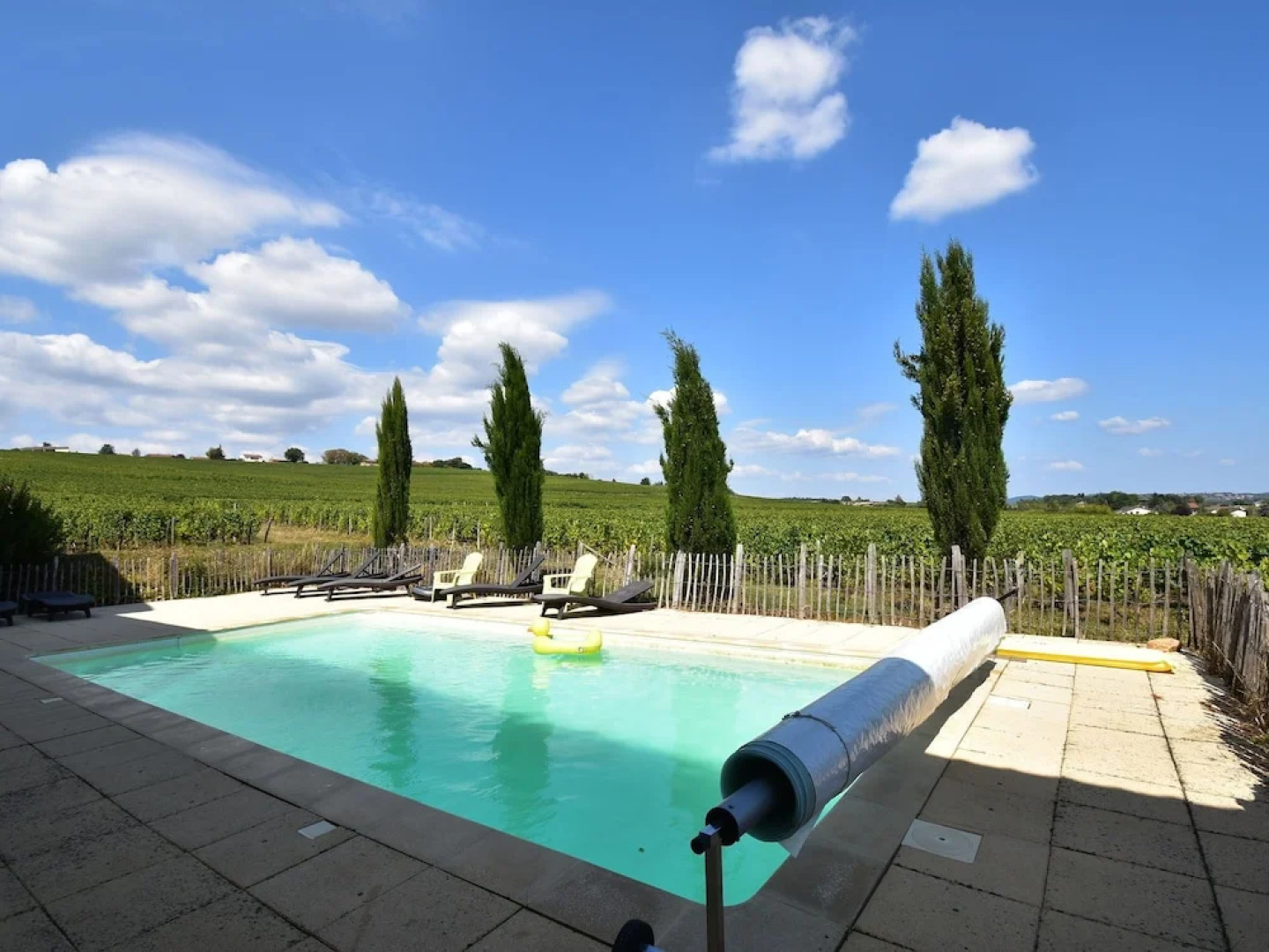 Spacious Mansion in Vinzelles With Swimming Pool