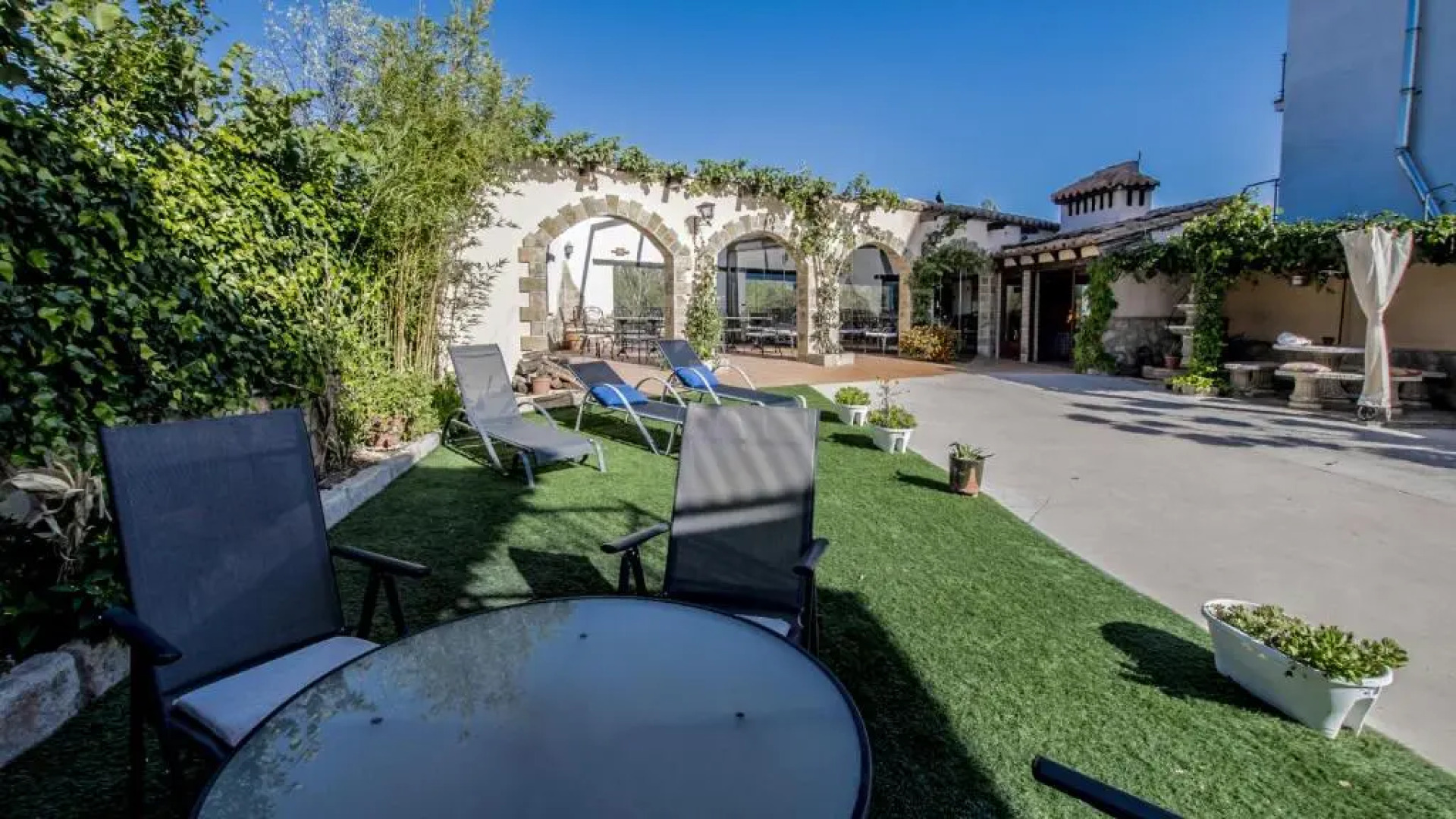 Apartamentos Turísticos Sanahuja