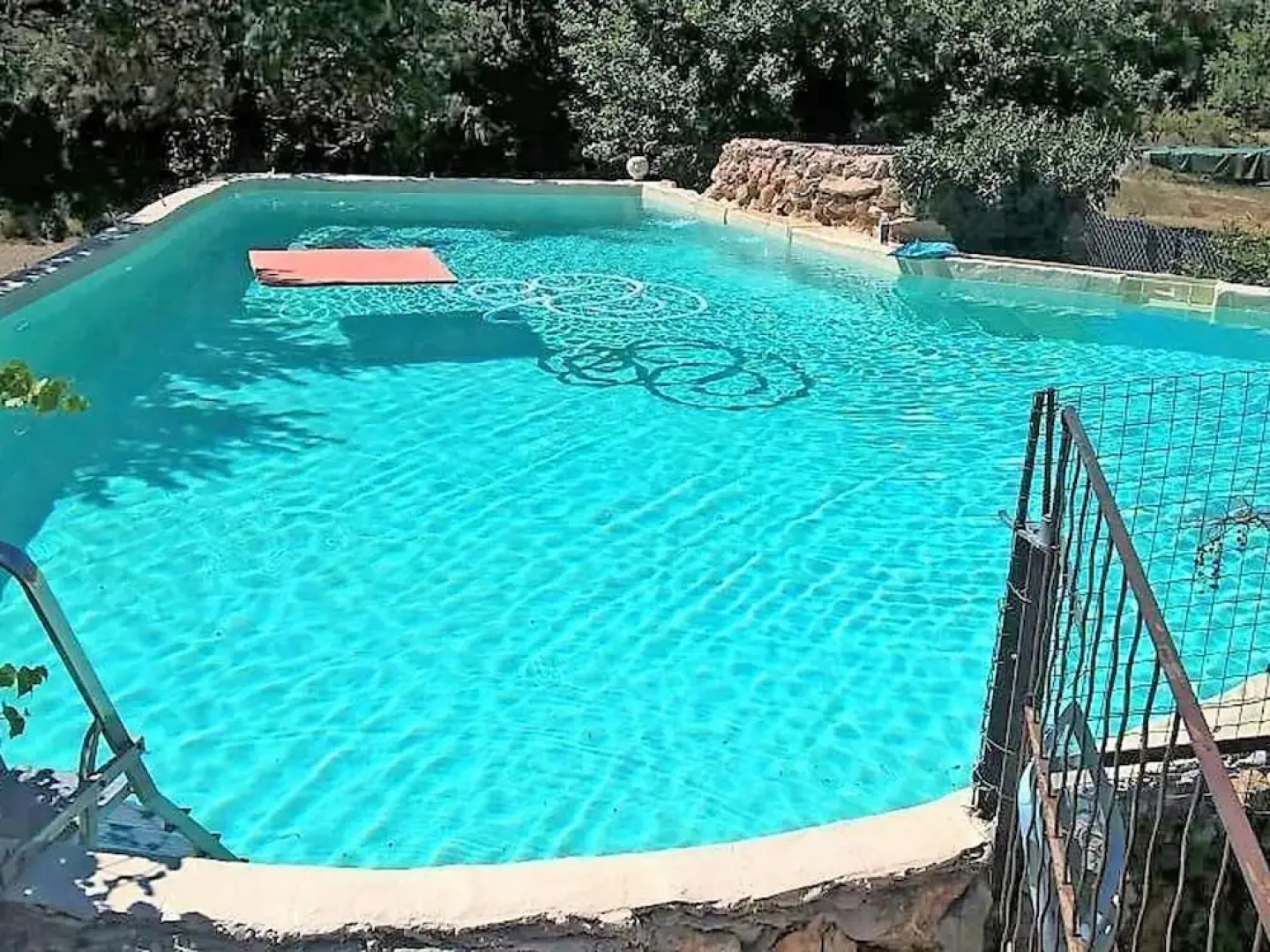Beautiful Pet-friendly Villa in Régusse With Swimming Pool"